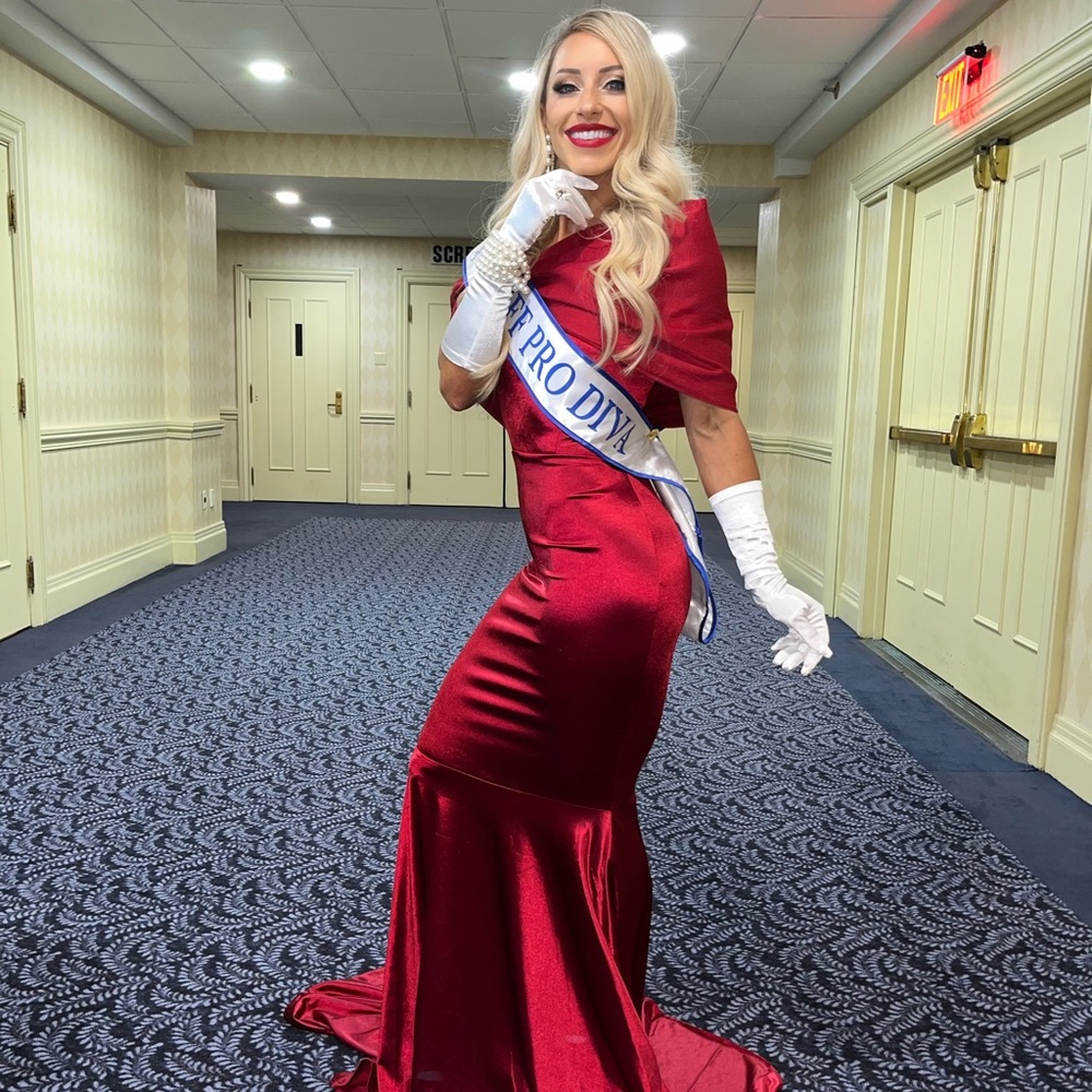 WBFF Red Satin Gown - Picture 1 of 2